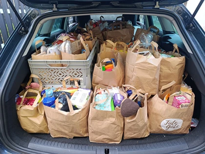 Kofferraum mit Spenden