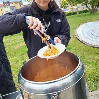Frau gibt Essen aus